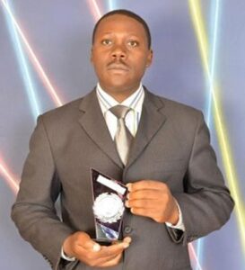 Hilaire Mbakop, avec le trophée Adler Entrepreneurship Award 2014