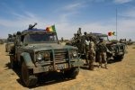Véhicules de l’armée malienne participant le 1er novembre 2017 à une opération de la force conjointe G5 Sahel, dans le centre du Mali. ©AFP